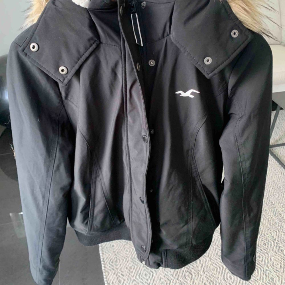 En svart jacka från Hollister som är köpt 2018. Pälsen på luvan är såklart inte äkta. Köparen står för frakt. Nypris 800 kr. . Jackor.