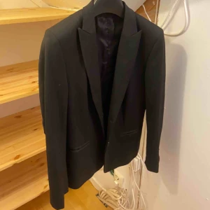  - Skräddarsydd kavaj i svart! Använd ett fåtal gånger!