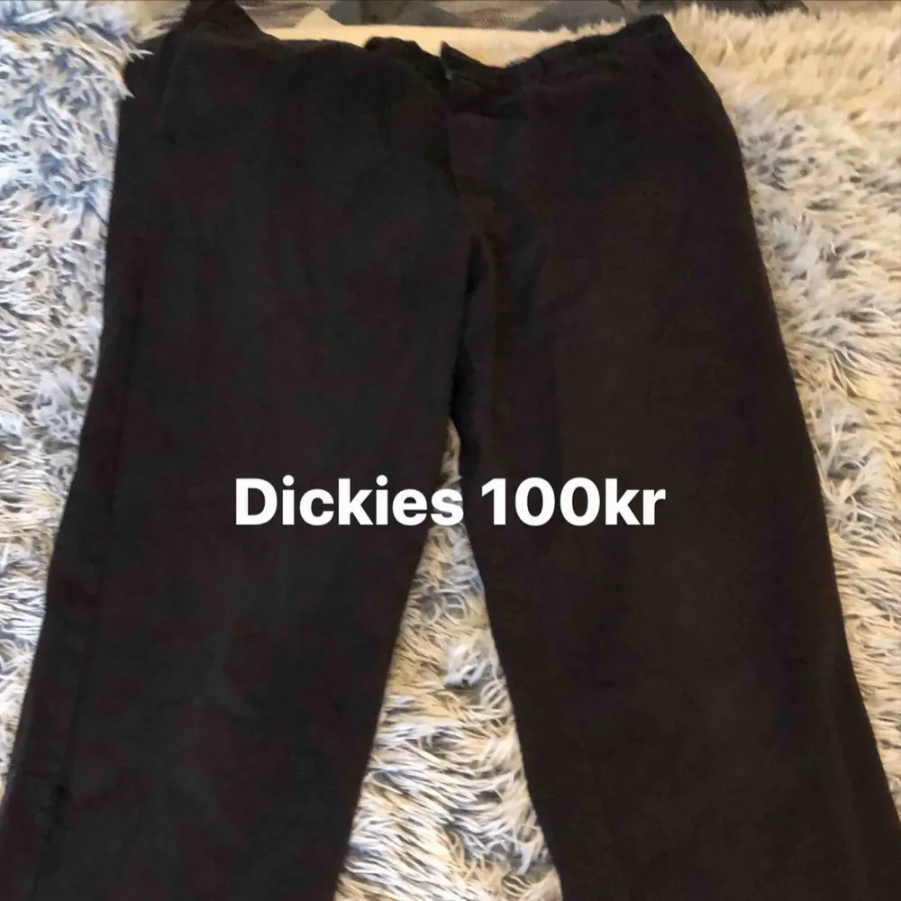 Dickies byxor 874 modell, rkt najs skatebyxor eller bara snygga till vardags, fett värt priset👻. Jeans & Byxor.