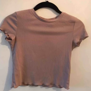  - En så fin, somrig rosa topp med volangdetaljer! Bra skick, sparsamt använd. Fraktar eller möts upp i Uppsala! 💘