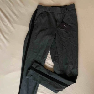  - Helt nya kostymbyxor med prislapp kvar från vero Moda, storlek xs. Passar mig som är en s med☺️ sitter något pösigt men riktigt snyggt. Nypris 299kr. 