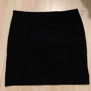 Vanlig enkel svart tajt kjol ifrån H&M. Fint skick, är storlek S men passar nog även M. Frakt tillkommer på 22kr.