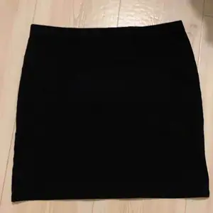 Vanlig enkel svart tajt kjol ifrån H&M. Fint skick, är storlek S men passar nog även M. Frakt tillkommer på 22kr.