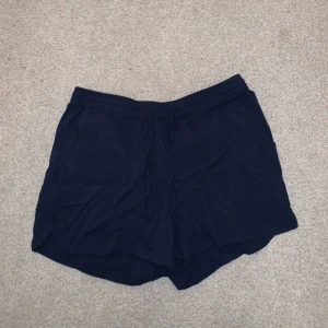  - Ett par marina-blåa shorts med väldigt tunt tyg och snören i midjan  aldrig använt!