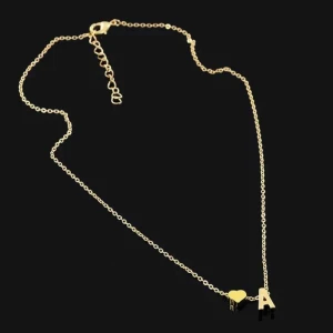  - PLOMBERAD  SKÖNHET 55 Cm lång KEDJA. INITIALER BOKSTAVEN A Tillsammans med ett hjärta LEVERAS MED ETUET SE BLDER. BJUDER PÅ PORTOT  