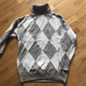  - Oversize stickad från HM. Kan användas som klänningen eller bara oversize stickad. Så mysig men kommer ej till användning. Använd 1 gång. Ord pris 399kr. Köpare står För frakt  