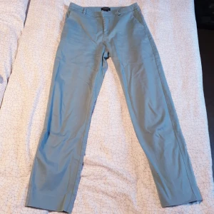  - Dusty Blue kostymbyxor från Lindex  Modell: Iris, mid rise, tight fit  Skickas (max 37kr frakt) eller möts i Göteborg.