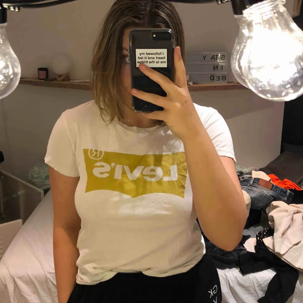 En Levi’s t-shirt med guld bakgrund bakom texten, köpt i Spanien. Är i bra skick och kontakta för intresse:). T-shirts.