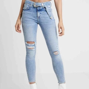  - Skitsnygga stretchiga jeans från river island i storlek 10 (38), aldrig använda då de är i fel storlek för mig och hann inte lämna tillbaka dom. 