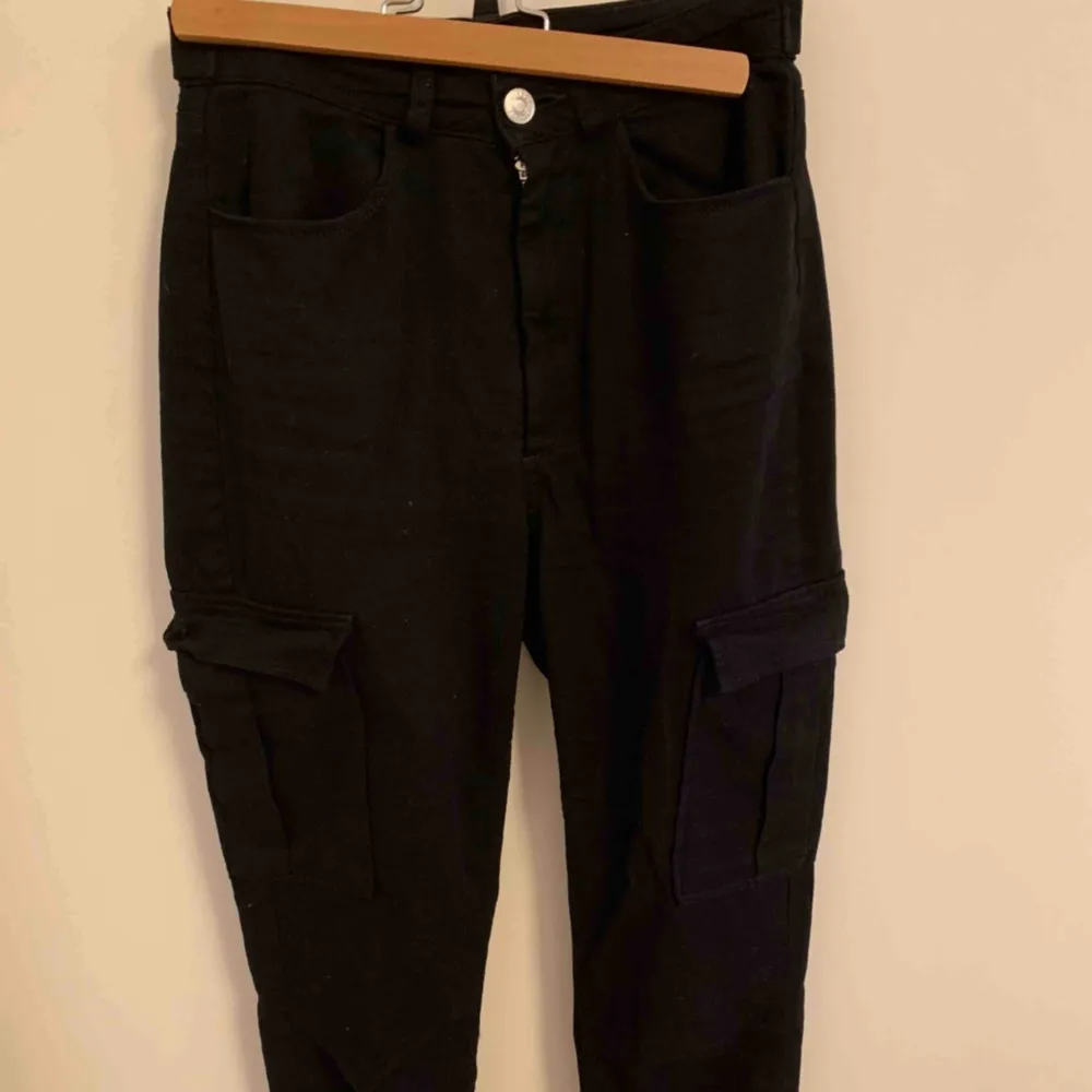 Snygga svarta, cargo pants från BikBok som tyvärr inte kommer till användning. Nypris 599 kr. Frakten är inkluderad i priset.. Jeans & Byxor.