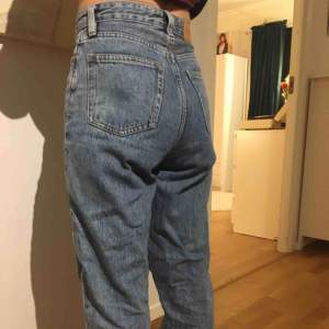 Ett par högmidjade jeans från Monki i modellen Taiki! Sparsamt använda. Passar på en person med storlek XS eller 24 i midjan! Fraktar ej, möts endast upp för överlämning i Linköping.  Nypris: 400kr 