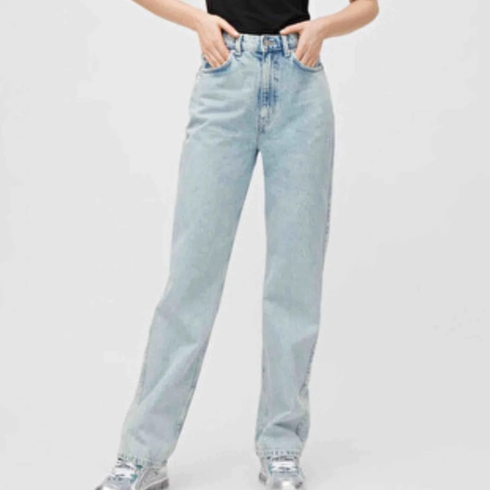 Weekday ”Rowe Extra High Straight Jeans” i färgen ”Ecco black” storlek 28/30. Säljer pga för stora, använda men i nyskick. Orginalpris: 500kr, säljer för 300+frakt Skriv för fler bilder/intresse:). Jeans & Byxor.