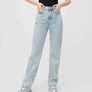 Weekday ”Rowe Extra High Straight Jeans” i färgen ”Ecco black” storlek 28/30. Säljer pga för stora, använda men i nyskick. Orginalpris: 500kr, säljer för 300+frakt Skriv för fler bilder/intresse:)