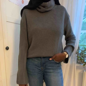  - En grå stickad tröja från H&M, kan även användas som S. På bild två kan man se färgen tydligare. Kan skicka fler bilder vid förfrågan. Köparen står för frakt😊 (Säljer även jeansen på bilden och den hittar du på min sida).