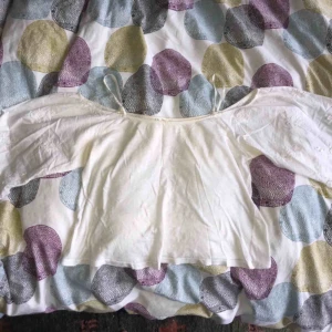  - Vit/cremevit ”off shoulder” topp/blus med spetsdetaljer längst ut på ärmarna. Köpt på Mango i storlek S. Ganska använd.