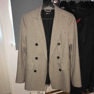  - Jättefin blazer från Gina Tricot. Använd 1 gång och är i jättegott skick. Nypris är 600kr. Köparen står för frakten