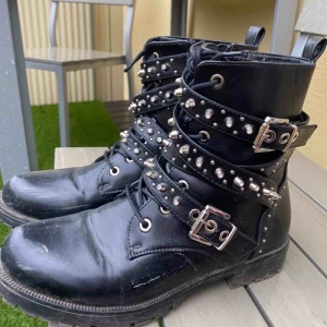  - Säljer mina boots med nitar, helt SLUTSÅLDA från zara. storlek 40, passar även 39 då man kan hatjockare strumpor. Dessa passar till allt! lite smutsiga men kommer tvätta av de helt om de blir sålda självklart❣️