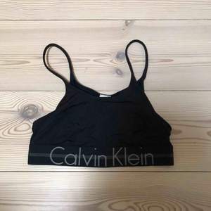Topp från Calvin Klein i strl S men passar någon med XS också! Nyskick🥰 Frakt tillkommer📦