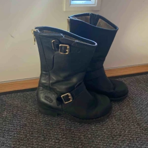  - Mellanhöga Johnny bulls. Har något år på nacken därav ibland tröga dragkedjor. Storlek 35 men stora i storlek passar mig som har 36-36,5