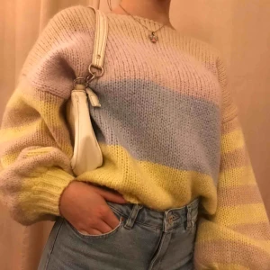  - Säljer en stickad tröja som jag köpt här på Plick! Perfekt nu till vintern och våren!💞Säljer vidare då den helt enkelt inte kom till användning, storlek S men den är väldigt overzized så skulle säga att den passar fler storlekar!