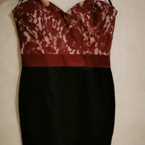  - Sitter tight, väldigt skönt och medgörligt tyg. Ganska kort. 