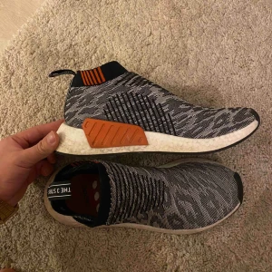  - Adidas ( vet ej vilken model ) väldig fåtal ggr använd. Storlek 43. priset kan diskuteras. 