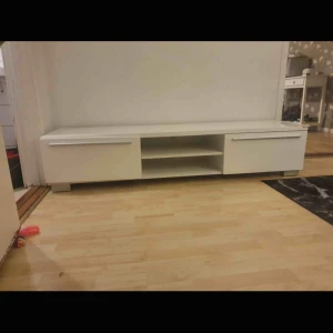  - Tv-bänk från ikea, som ny. Pris 500kr, hämtas upp på hisingen