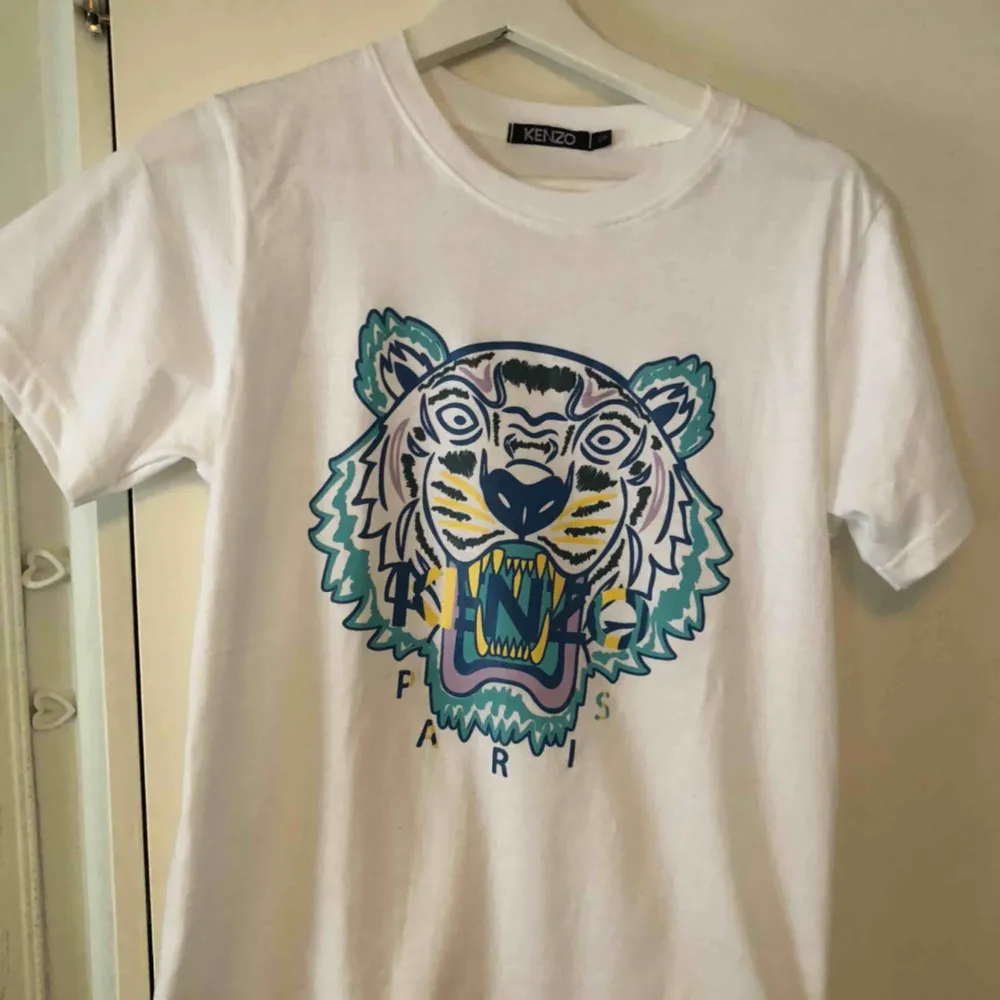 T-shirt från kenzo. Äkta. Köpt för 1000kr. T-shirts.