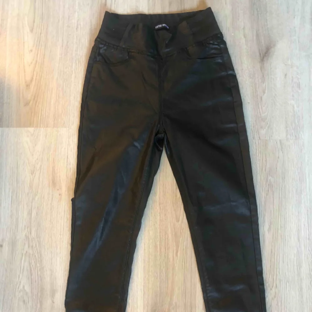 Faux leather byxor Helt nya Gummiband i midjan av sidorna  . Jeans & Byxor.
