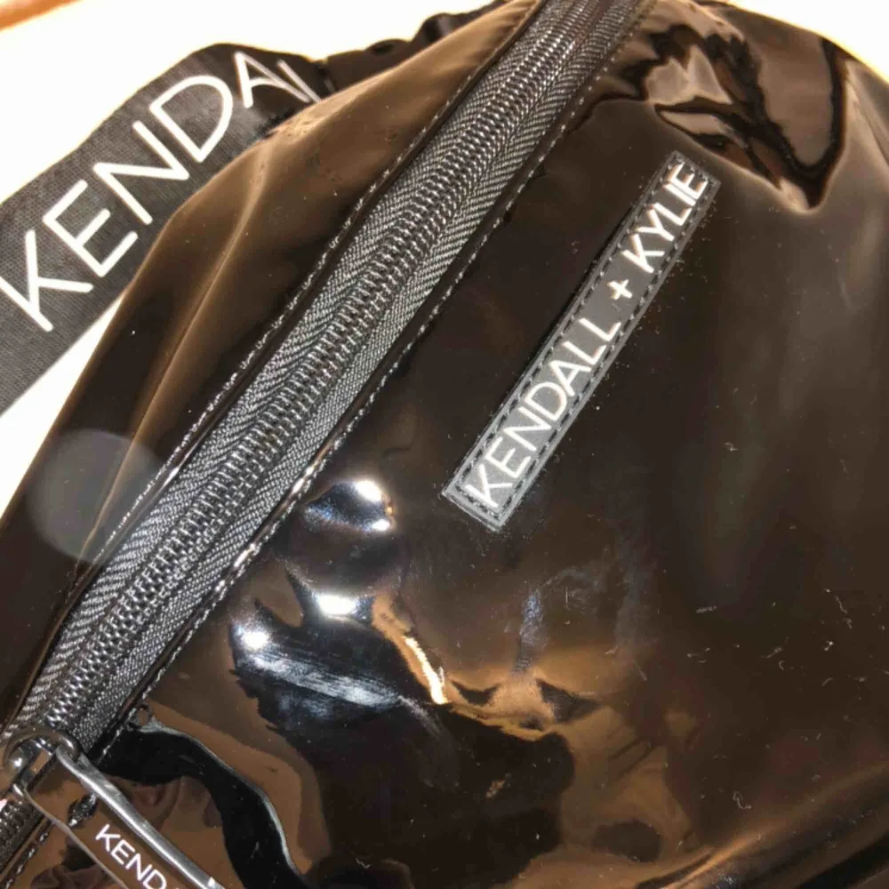Skit ball side bag/ magväska ifrån Kylie x Kendalls Väsk kollektion! Aldrig använd, helt ny. Säljes pga inte min smak av väskor. 100kr + frakt. Väskor.
