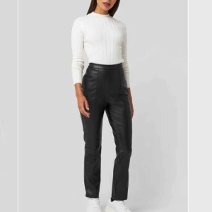  - Sjukt snygga skinnbrallor ifrån NAKD, endast andvända på en fest. Stretshigt material som formar sig efter kroppen och väldigt bra skick, skriv för fler bilder❣️❣️Storlek 36 men pga stretshigt material skulle jag säga att dom passar allt från XS-M