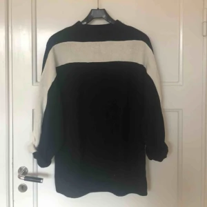  - Stickad tröja i svart och vitt från &other stories Upphämtning i Skanstull alternativt frakt på 63kr 