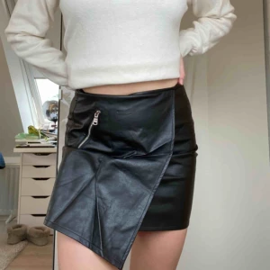  - Svart fake skinnkjol från en affär i USA som heter Papaya. Skriv för fler bilder/info, frakt tillkommer.