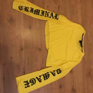  - Kortare tröja från criminal damage köpte den här på Plick men inte min stil!