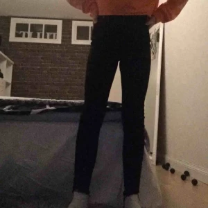  - Högmidjade jeans med slitningar och dragkedja längst ner som är jätte sköna men som inte är min stil:( köpt på lager 157 för 250kr och har använts 2 gånger