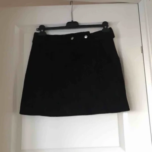 Svart kjol med mocka imitation  - Säljer en väldigt snygg kjol från zara som är köpt i Paris i storleken M, mocka imitation. Säljer den för 70kr och har max använts tre gånger!!🥰  Kan mötas upp i sollentuna eller i Stockholm annars får du själv stå för frakten.