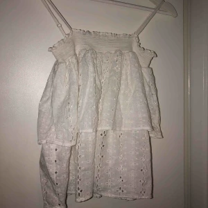  - Vit topp från Gina tricot i storlek 36, tröjan är endast använd 1 gång