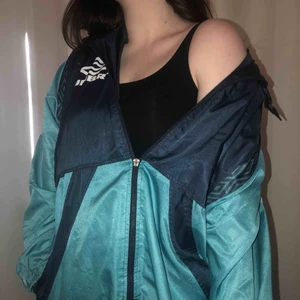  - Tunn vintage vindjacka från Köpenhamn! Den är lite längre än vad bilderna visas Köpte den i Köpenhamn för 900kr, pris kan diskuteras!🧚🏻‍♀️!!!NEDSATT PRIS!!!