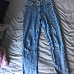  - Mom jeans från NA-KD men texten NAKD vid anklarna på baksidan. Använda men i väldigt bra skick, säljer eftersom jag aldrig använder längre Nypris ca 500kr Köparen står för frakten