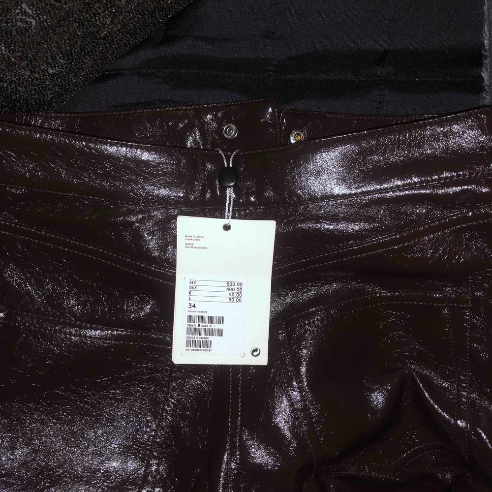 Helt oanvända bruna byxor from Monki, nypris 500kr!! Köpte för ett år sen men har inte kommit till användning, lappen sitter kvar🤎🤎. Jeans & Byxor.