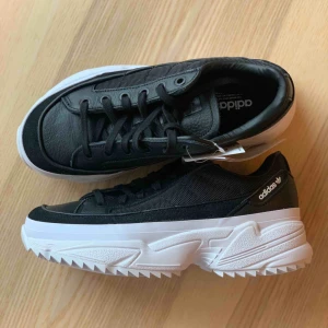  - Helt nya svarta adidas sneakers i en riktigt snygg modell. Med liten platå och räfflad sula passar den perfekt året om :) lappar sitter kvar och låda finns. 