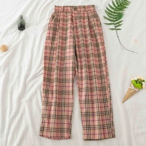  - Ljusrosa rutiga byxor i tunnare tyg, perfekt till våren! Säljer pga att de inte passar mig. Frakt ingår i priset💞