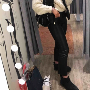  - Världens snyggaste skinnbyxor som sitter som en smäck! Säljer då de tyvärr har blivit försmå för mig. En av ”skärphållarna” har lossnat lite men inget som märks!💜💕