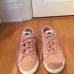  - Nike skor, använda en del men i rätt bra skick och lätta att rengöra. Lite små i storleken (mer för någon med stor 37 eller 36.5). Frakt ingår inte i priset.