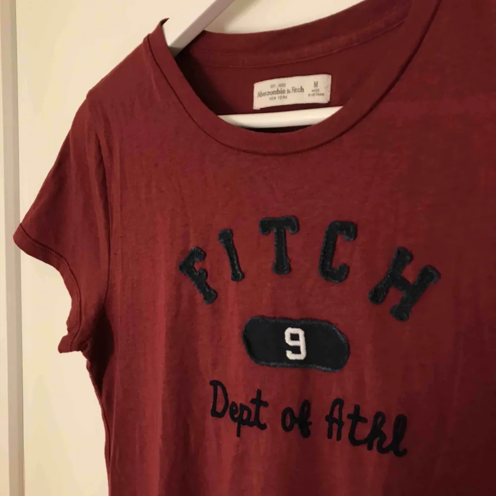Abercrombie & Fitch t-shirt, nyskick! Det står att det är stl M men skulle mer säga att det är en S.. Skjortor.