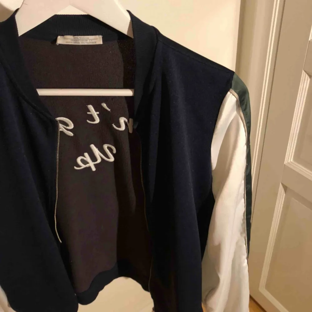 College ”vintage” look-a-like jacka från Zara. Köpare står för frakt, kan mötas i Nacka eller ev annan plats🙏🤠. Jackor.