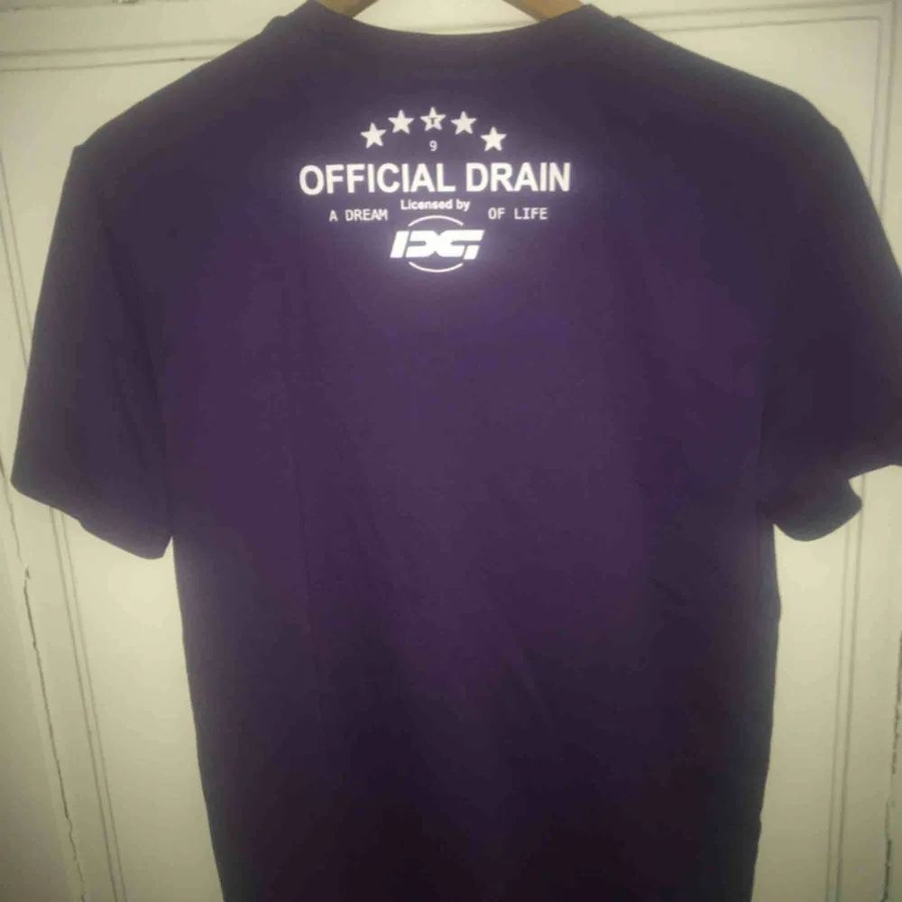 Limited edition Drain Alien tshirt köpt från första droppet på ee.gtb.sg, aldrig använd, Lägg gärna ett pris, men den går för 100+USD på grailed. Kan gå ner lite vid snabb o smidig affär.. T-shirts.