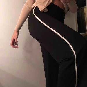  - Snygga och sköna svarta byxor. Aldrig använda:(  Går att frakta :)