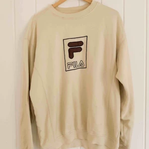  - Vintage Fila sweatshirt stl. M. Köpt på ASOS market place, så är begagnad men i fint skick! Pris är diskuterbart! Möter gärna upp i Göteborg, annars löser vi det såklart med frakt (63kr, spårbart)💕