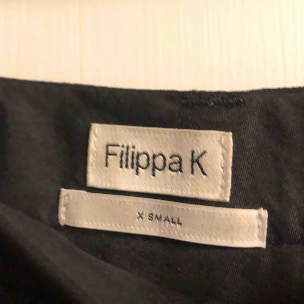 Ett par kostymbyxor i en utsvängd modell från Filippa K i storlek xs. Dem är i ylle och använda ett fåtal gånger. Mycket bra kvalite!! Nypris 1600!. Jeans & Byxor.